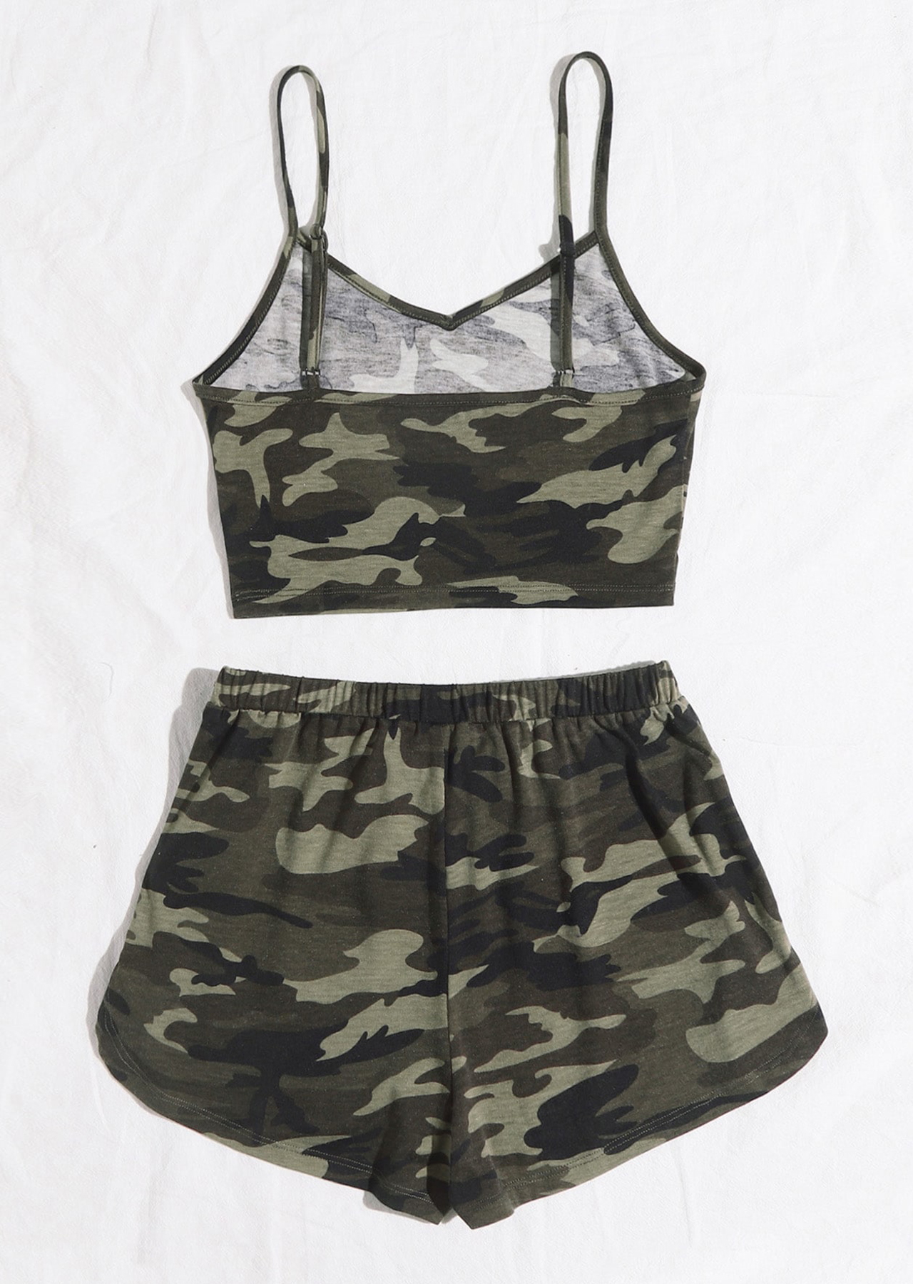 Kadın Kamuflaj Desenli Askılı Crop Top ve Şortlu Gecelik Takım – Modern, Konforlu ve Günlük Kombinlere Uygun - Görsel 2