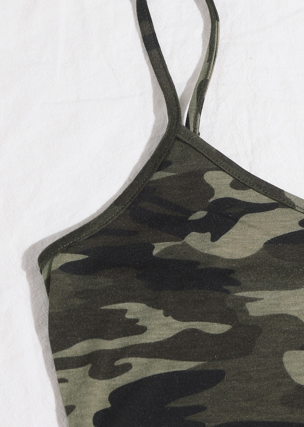 Kadın Kamuflaj Desenli Askılı Crop Top ve Şortlu Gecelik Takım – Modern, Konforlu ve Günlük Kombinlere Uygun - Görsel 3